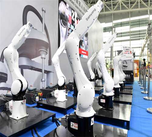 “星卫来”机器人盛大发布——开启工业清洁“智”时代
