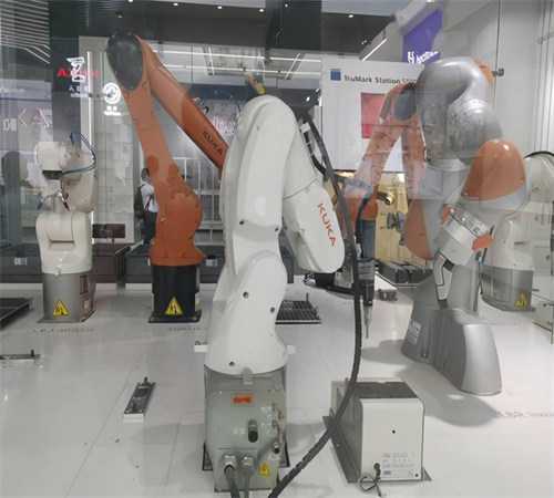 长沙两会上提出大力发展工业机器人